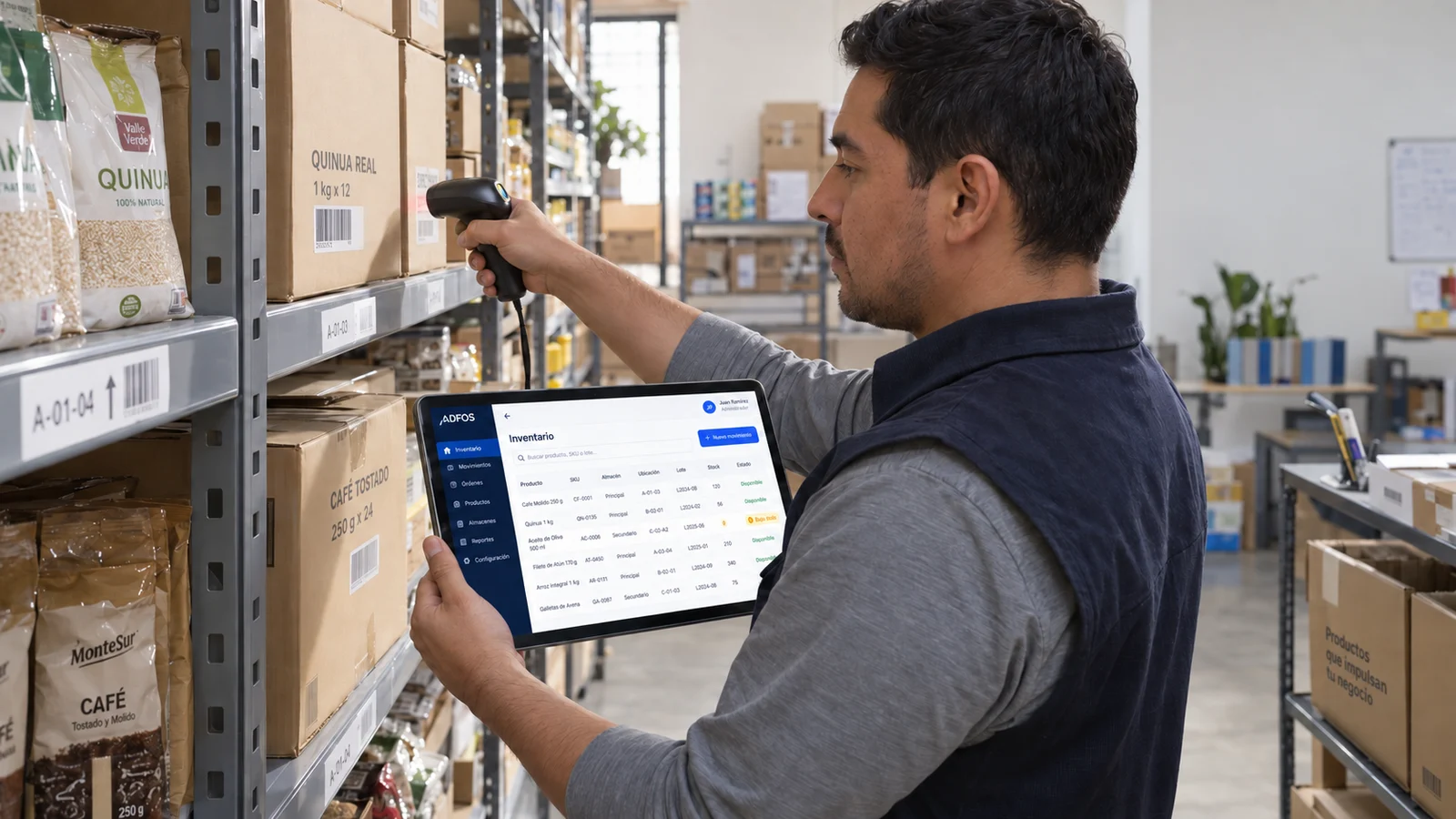 Responsable de inventario escaneando mercadería mientras consulta ADFOS en una tablet